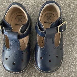 Footnotes toddler girl navy Mary Jane shoes size 3.5